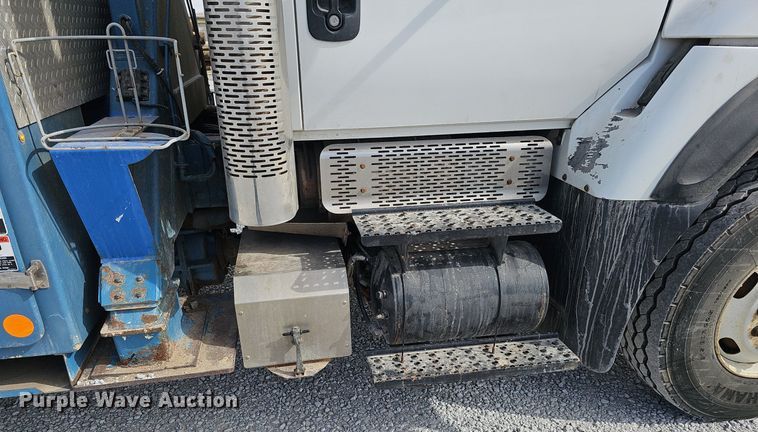 image for item DK0712 2009 International WorkStar 7400 bucket truck