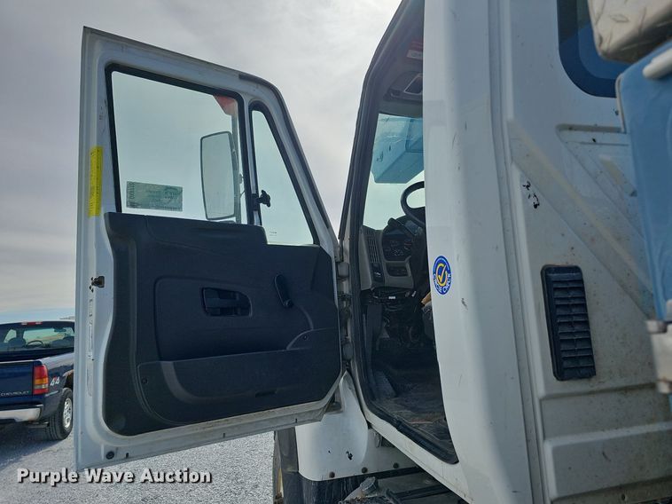 image for item DK0712 2009 International WorkStar 7400 bucket truck