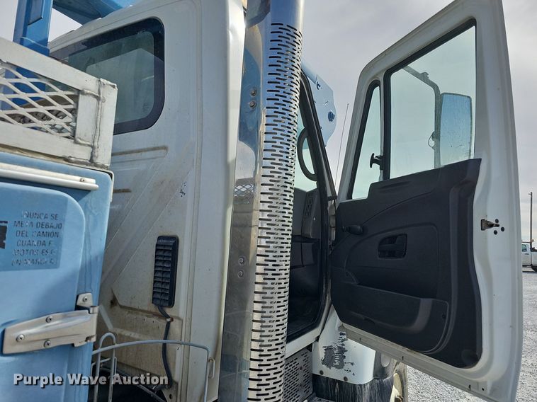 image for item DK0712 2009 International WorkStar 7400 bucket truck