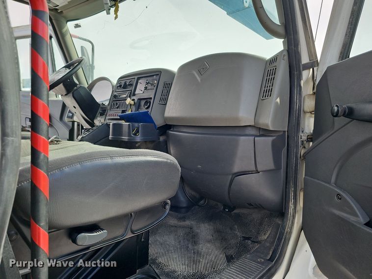 image for item DK0712 2009 International WorkStar 7400 bucket truck