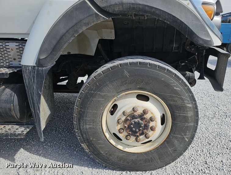 image for item DK0712 2009 International WorkStar 7400 bucket truck