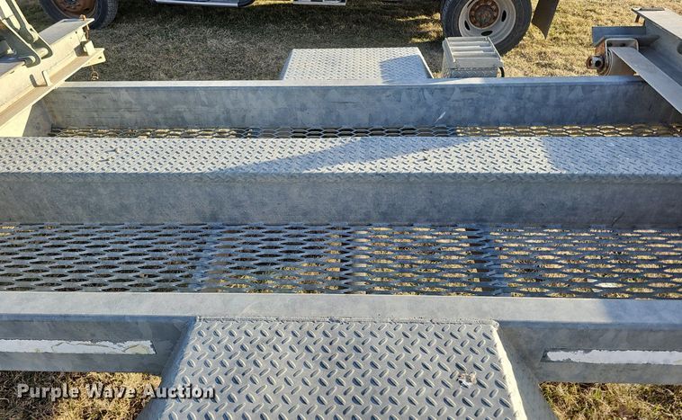 image for item DK0718 2003 Sauber Mfg Co 4410 pole trailer