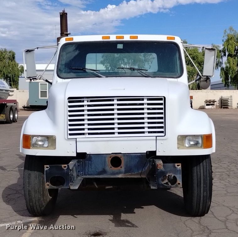 image for item DK8789 1994 International 4900 truck cab and chassis