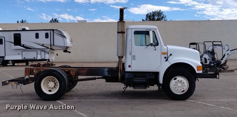 image for item DK8789 1994 International 4900 truck cab and chassis