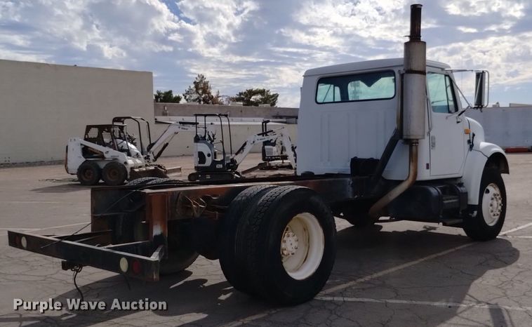 image for item DK8789 1994 International 4900 truck cab and chassis