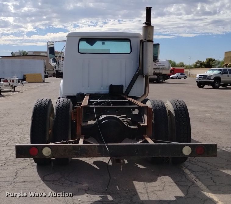 image for item DK8789 1994 International 4900 truck cab and chassis