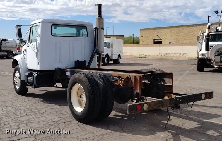 image for item DK8789 1994 International 4900 truck cab and chassis