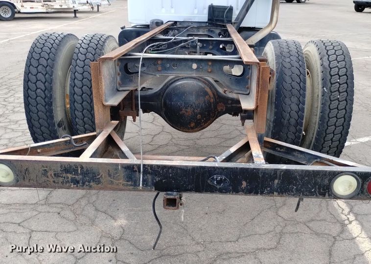 image for item DK8789 1994 International 4900 truck cab and chassis