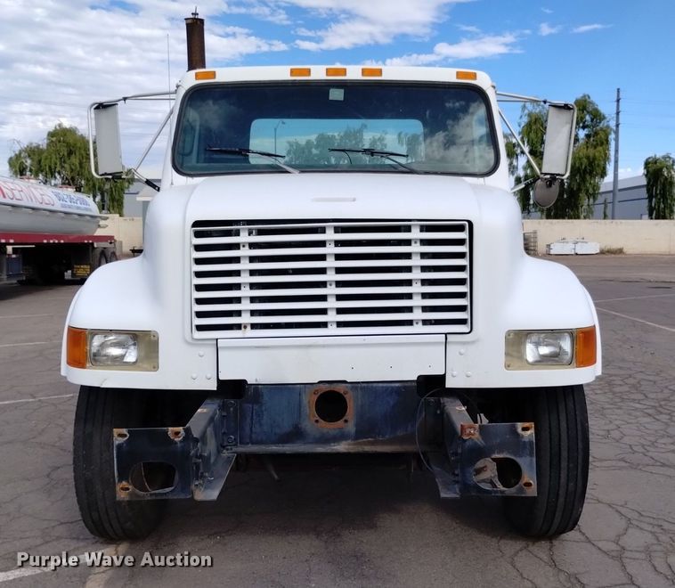 image for item DK8789 1994 International 4900 truck cab and chassis