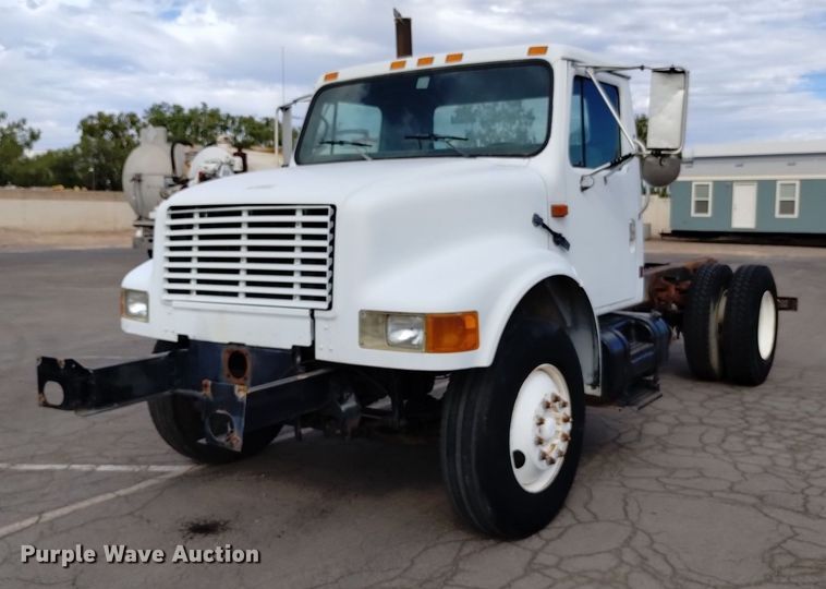 image for item DK8789 1994 International 4900 truck cab and chassis