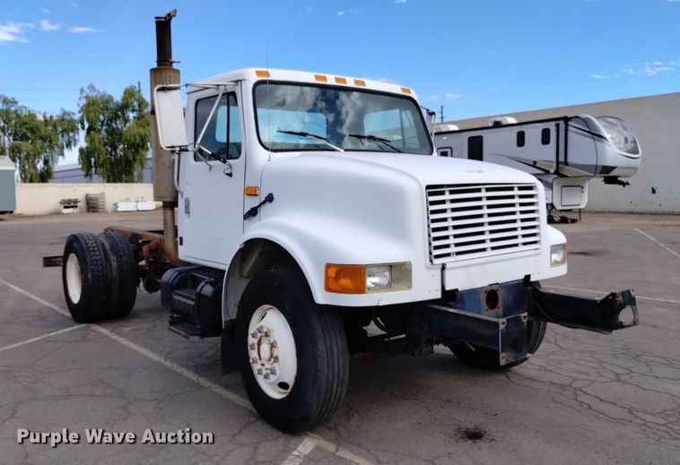 image for item DK8789 1994 International 4900 truck cab and chassis