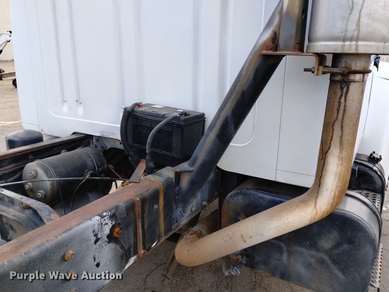 image for item DK8789 1994 International 4900 truck cab and chassis