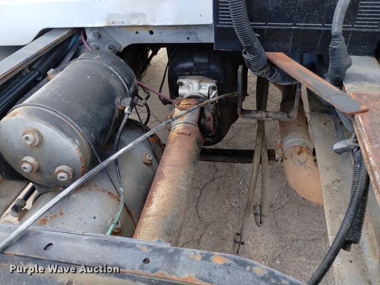 image for item DK8789 1994 International 4900 truck cab and chassis