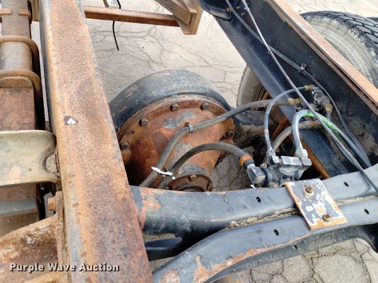 image for item DK8789 1994 International 4900 truck cab and chassis