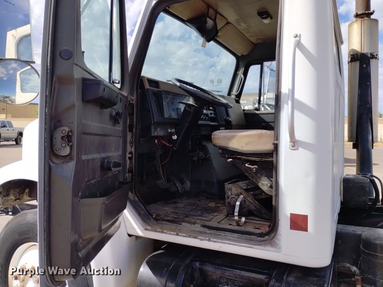 image for item DK8789 1994 International 4900 truck cab and chassis