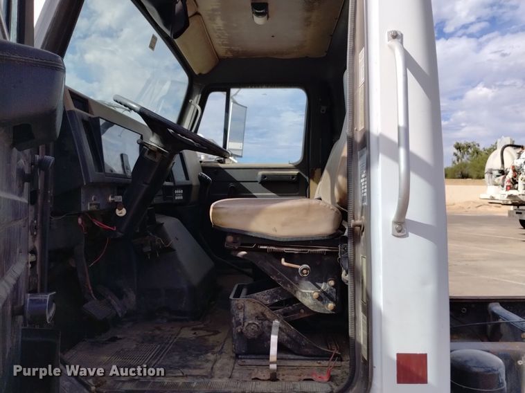 image for item DK8789 1994 International 4900 truck cab and chassis