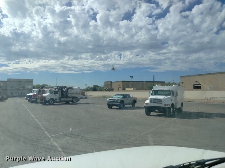 image for item DK8789 1994 International 4900 truck cab and chassis