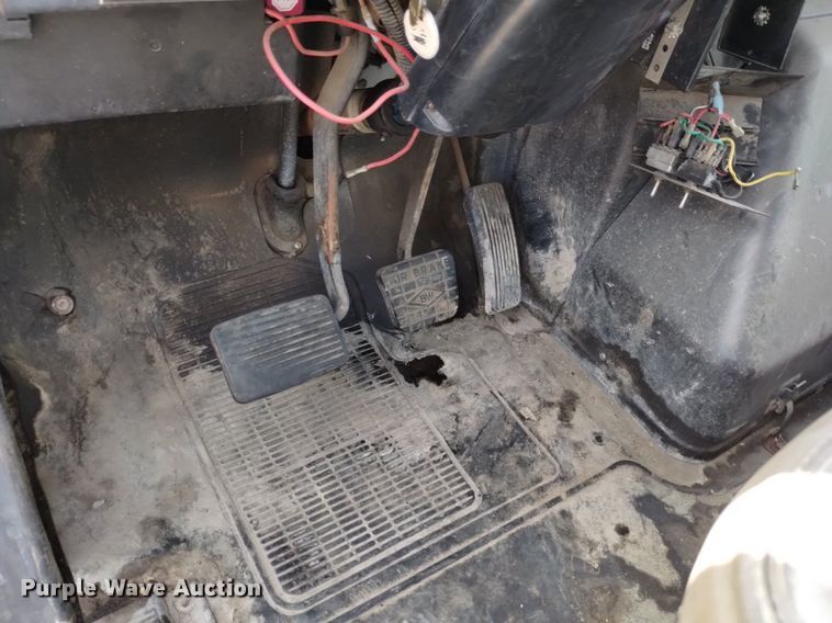 image for item DK8789 1994 International 4900 truck cab and chassis