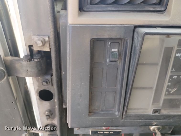 image for item DK8789 1994 International 4900 truck cab and chassis