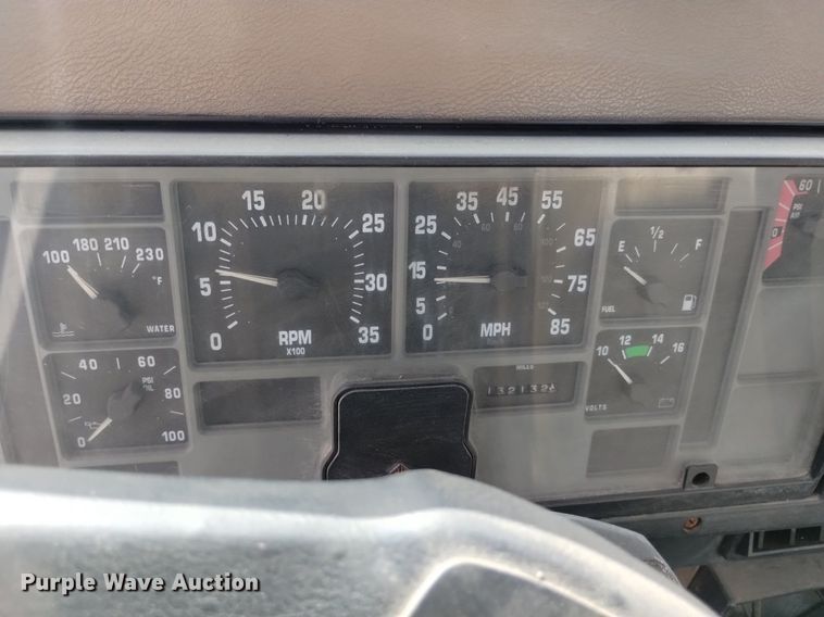 image for item DK8789 1994 International 4900 truck cab and chassis