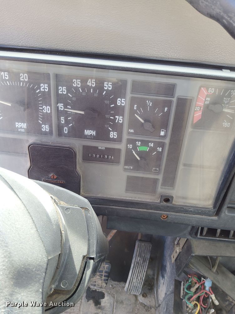 image for item DK8789 1994 International 4900 truck cab and chassis