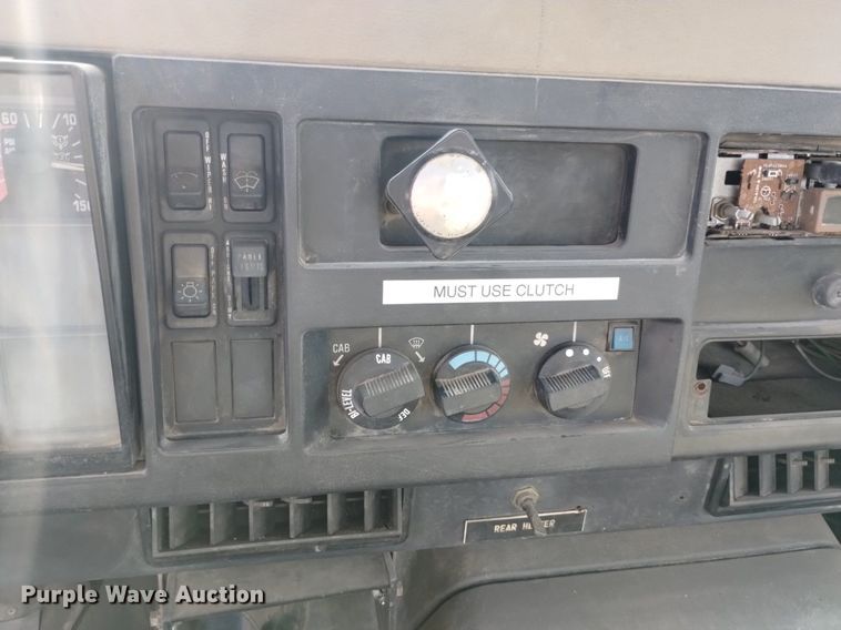 image for item DK8789 1994 International 4900 truck cab and chassis