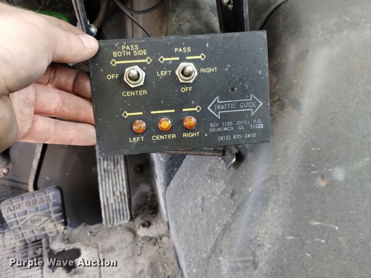 image for item DK8789 1994 International 4900 truck cab and chassis