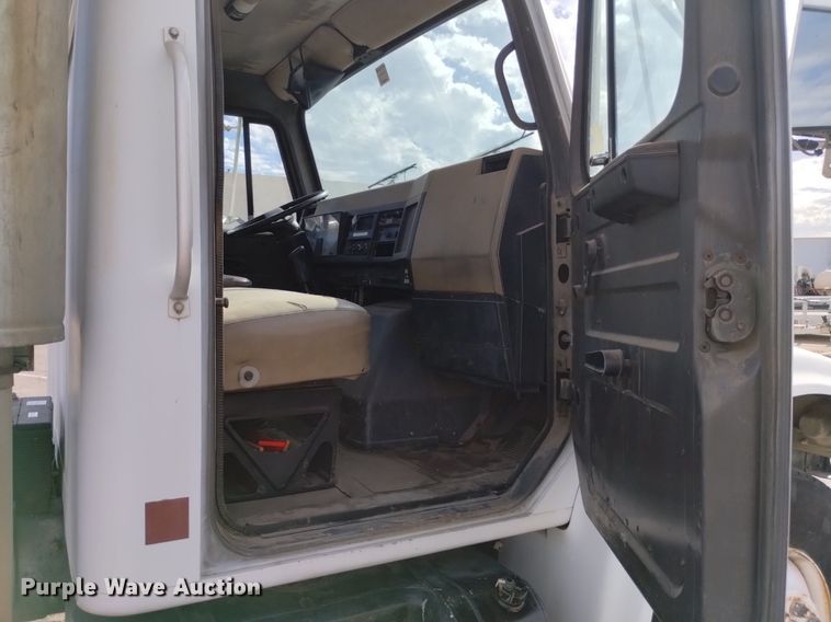 image for item DK8789 1994 International 4900 truck cab and chassis