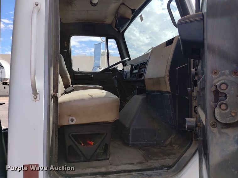 image for item DK8789 1994 International 4900 truck cab and chassis