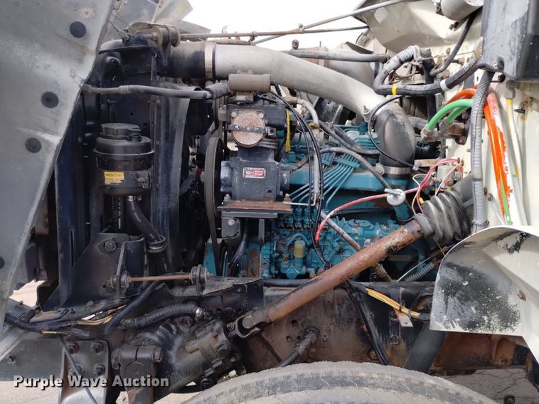 image for item DK8789 1994 International 4900 truck cab and chassis