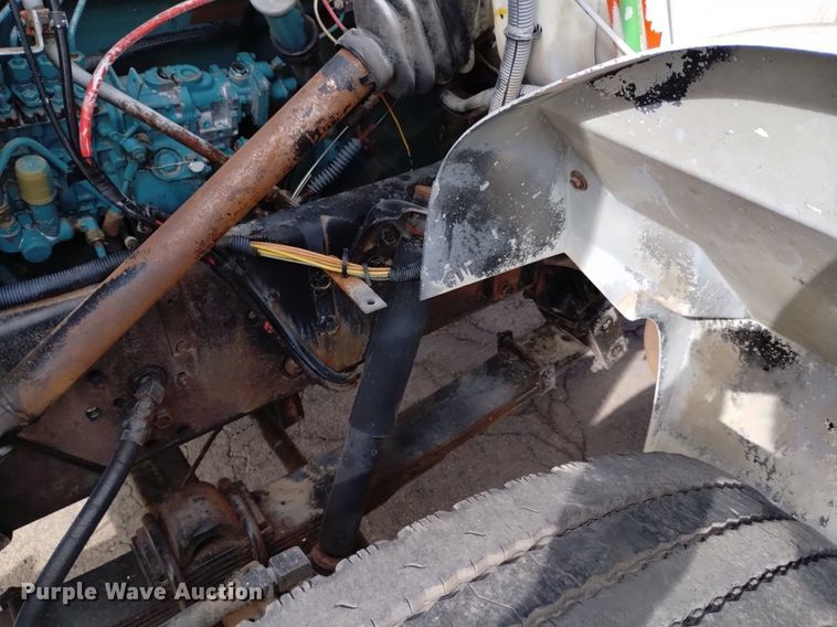 image for item DK8789 1994 International 4900 truck cab and chassis