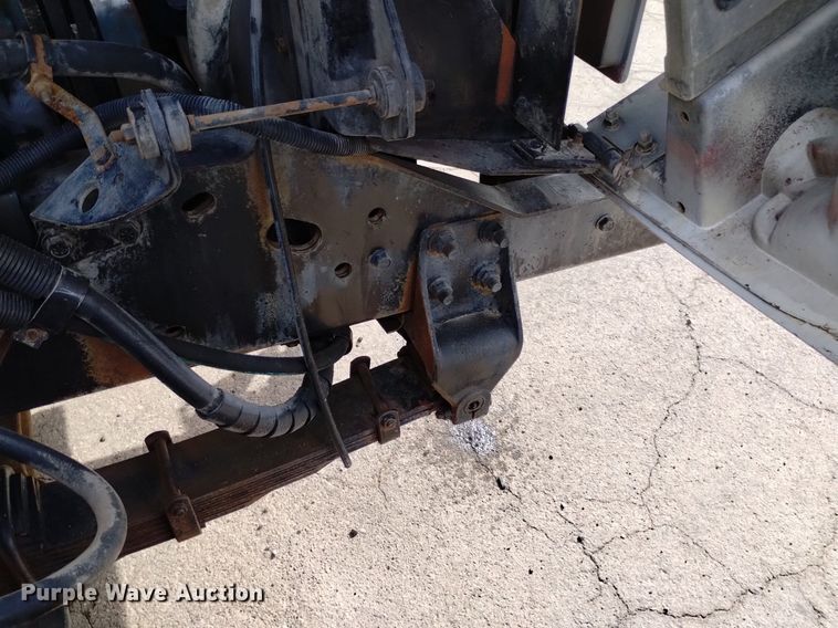 image for item DK8789 1994 International 4900 truck cab and chassis