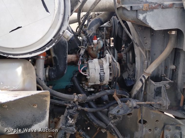 image for item DK8789 1994 International 4900 truck cab and chassis