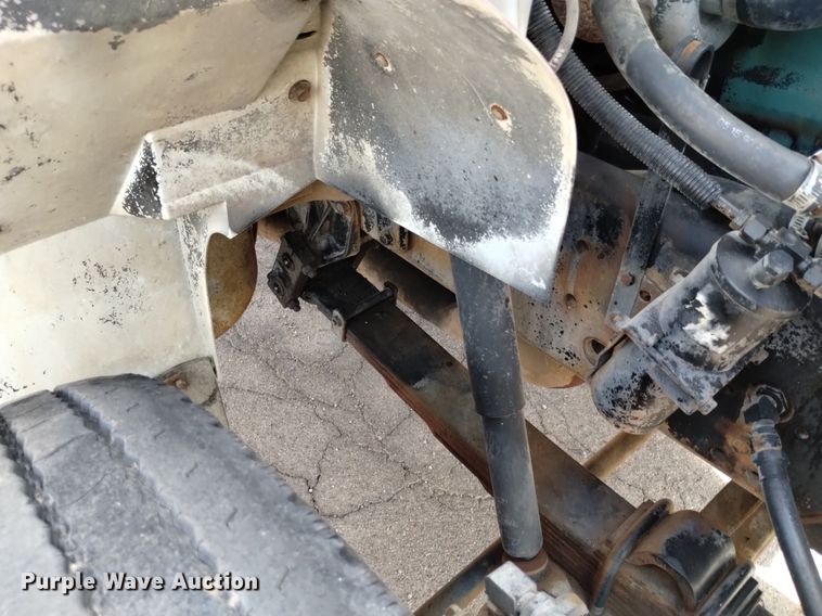 image for item DK8789 1994 International 4900 truck cab and chassis