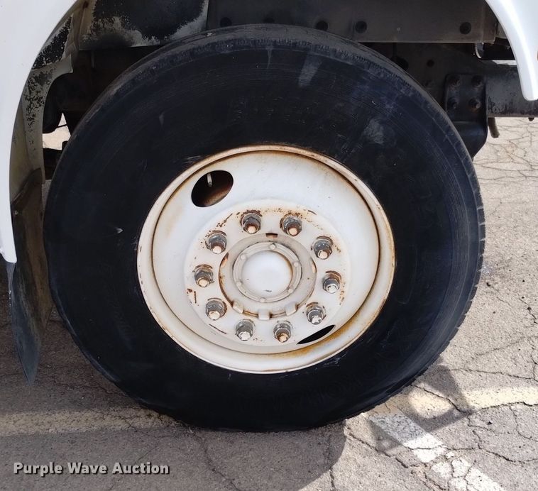 image for item DK8789 1994 International 4900 truck cab and chassis