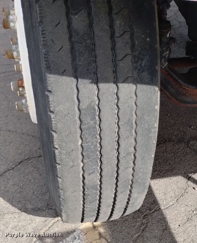 image for item DK8789 1994 International 4900 truck cab and chassis