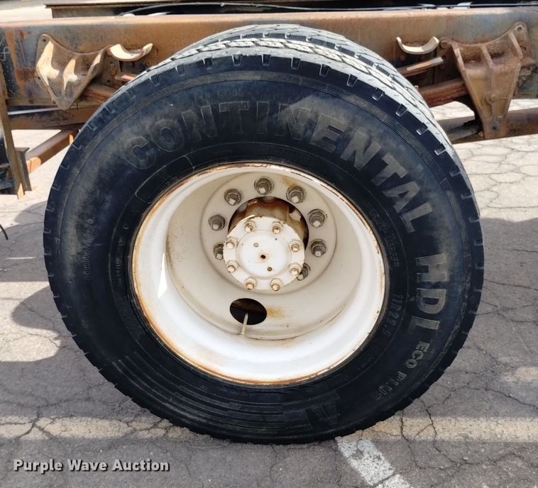 image for item DK8789 1994 International 4900 truck cab and chassis