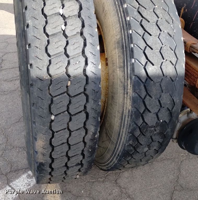 image for item DK8789 1994 International 4900 truck cab and chassis