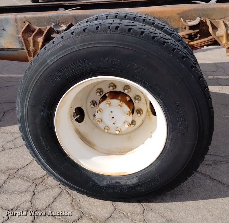 image for item DK8789 1994 International 4900 truck cab and chassis