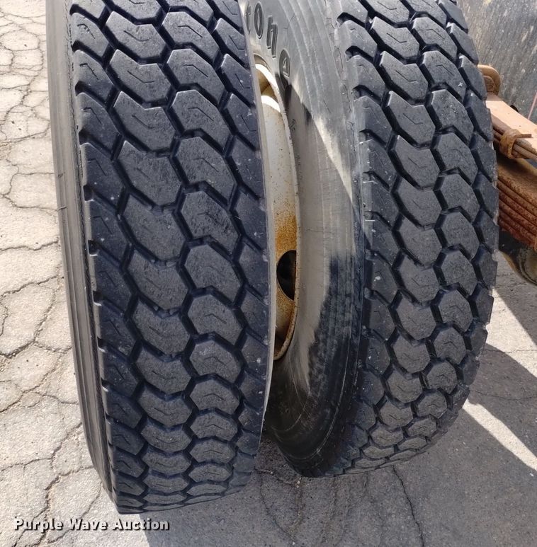 image for item DK8789 1994 International 4900 truck cab and chassis