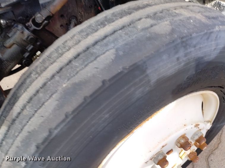 image for item DK8789 1994 International 4900 truck cab and chassis