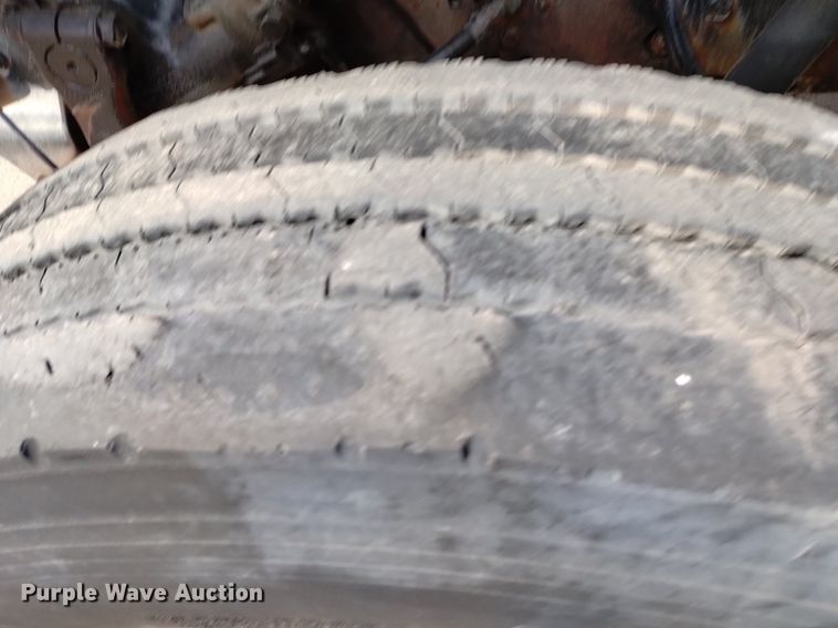 image for item DK8789 1994 International 4900 truck cab and chassis