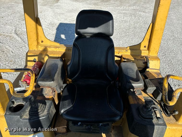 image for item DL4352 2002 Caterpillar D4G XL dozer