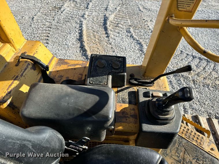 image for item DL4352 2002 Caterpillar D4G XL dozer