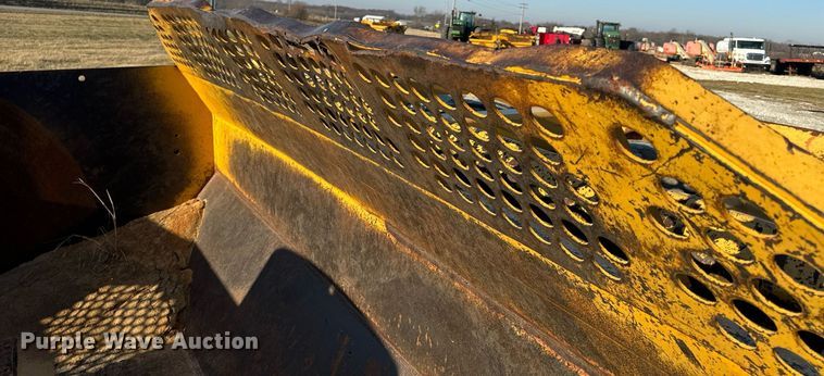 image for item DL4353 2004 John Deere 1812C scraper