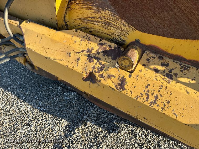 image for item DL4353 2004 John Deere 1812C scraper