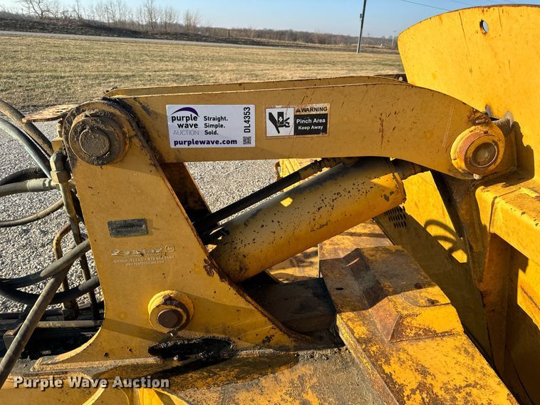 image for item DL4353 2004 John Deere 1812C scraper