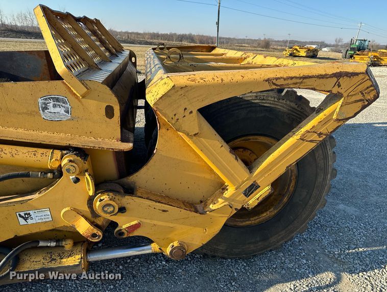 image for item DL4353 2004 John Deere 1812C scraper