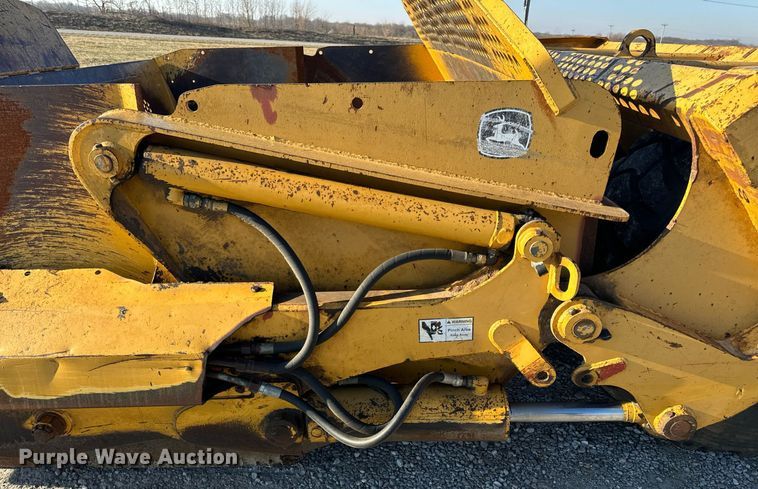 image for item DL4353 2004 John Deere 1812C scraper