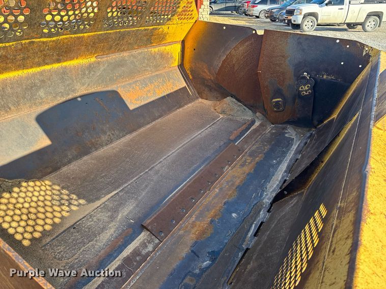 image for item DL4353 2004 John Deere 1812C scraper